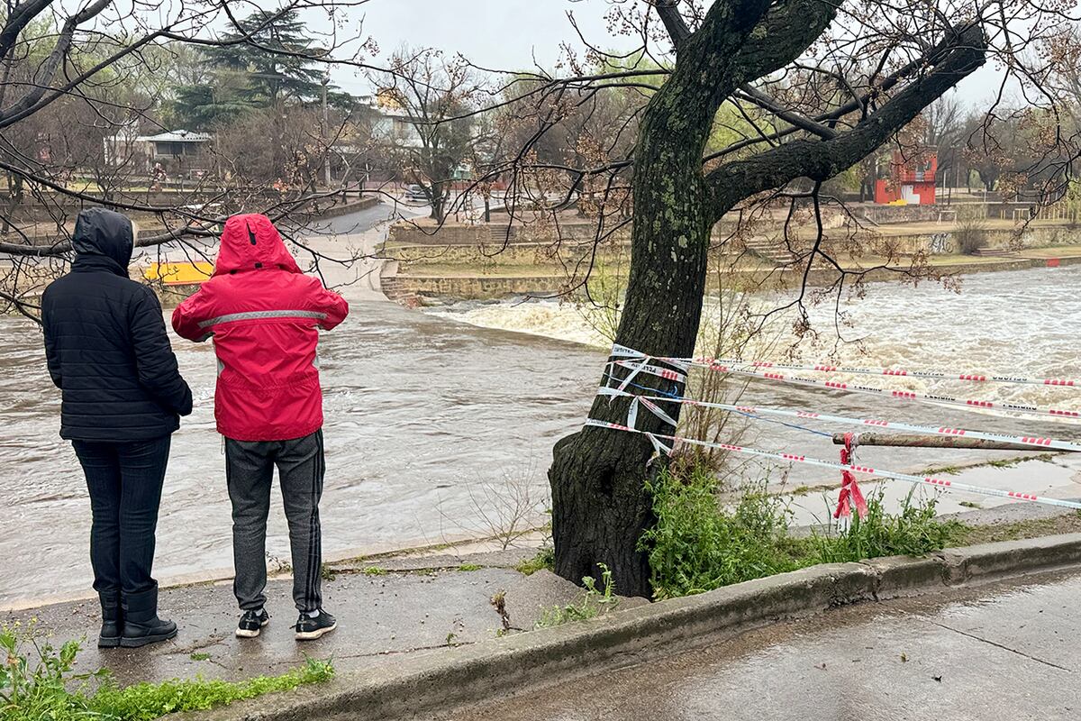 Tormenta Santa Rosa. Creciente en Villa Carlos Paz: tras las intensas lluvias, creció 2,5 metros. (La Voz)