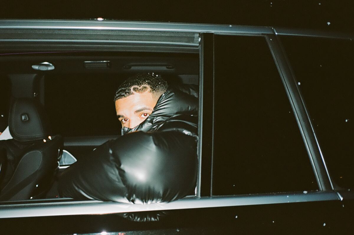 Drake, en la limo y camuflado por espumoso camperón. (Universal Music)