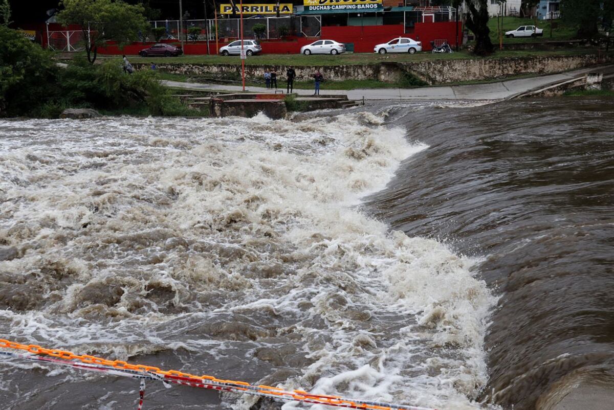 Intensa lluvia: cayeron más de 100 milímetros en Carlos Paz y el San Antonio creció más de 3 metros. (La Voz)