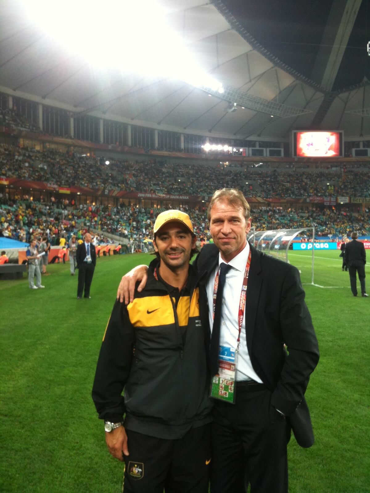 Miguel Escalante con Pim Verbeek, entrenador de la selección de Australia, una leyenda holandesa. (Gentileza)