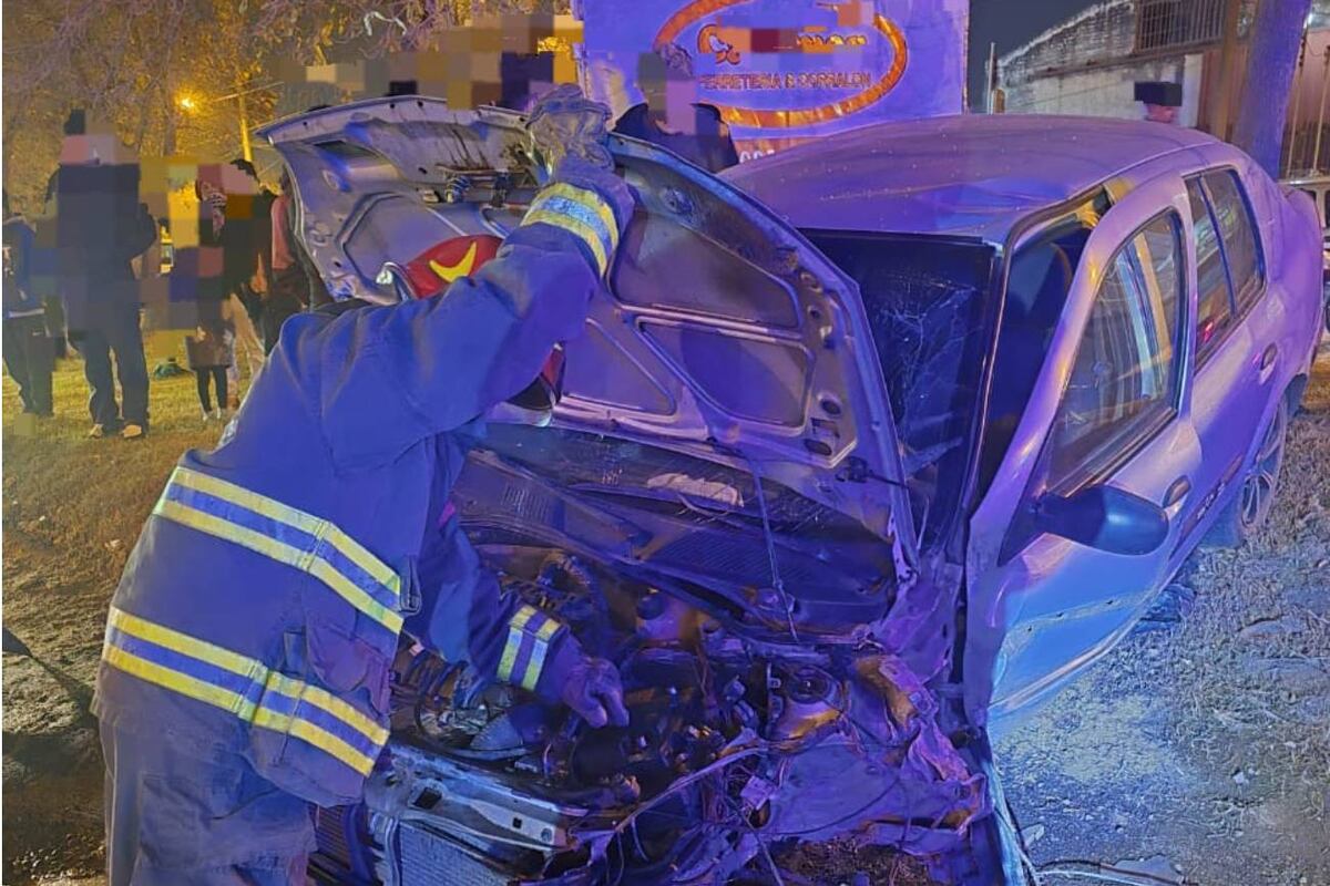 Bomberos rescataron a dos hombres que habían quedado atrapados en su auto tras un choque en avenida Rancagua al 5000, en Córdoba capital. (Policía de Córdoba)