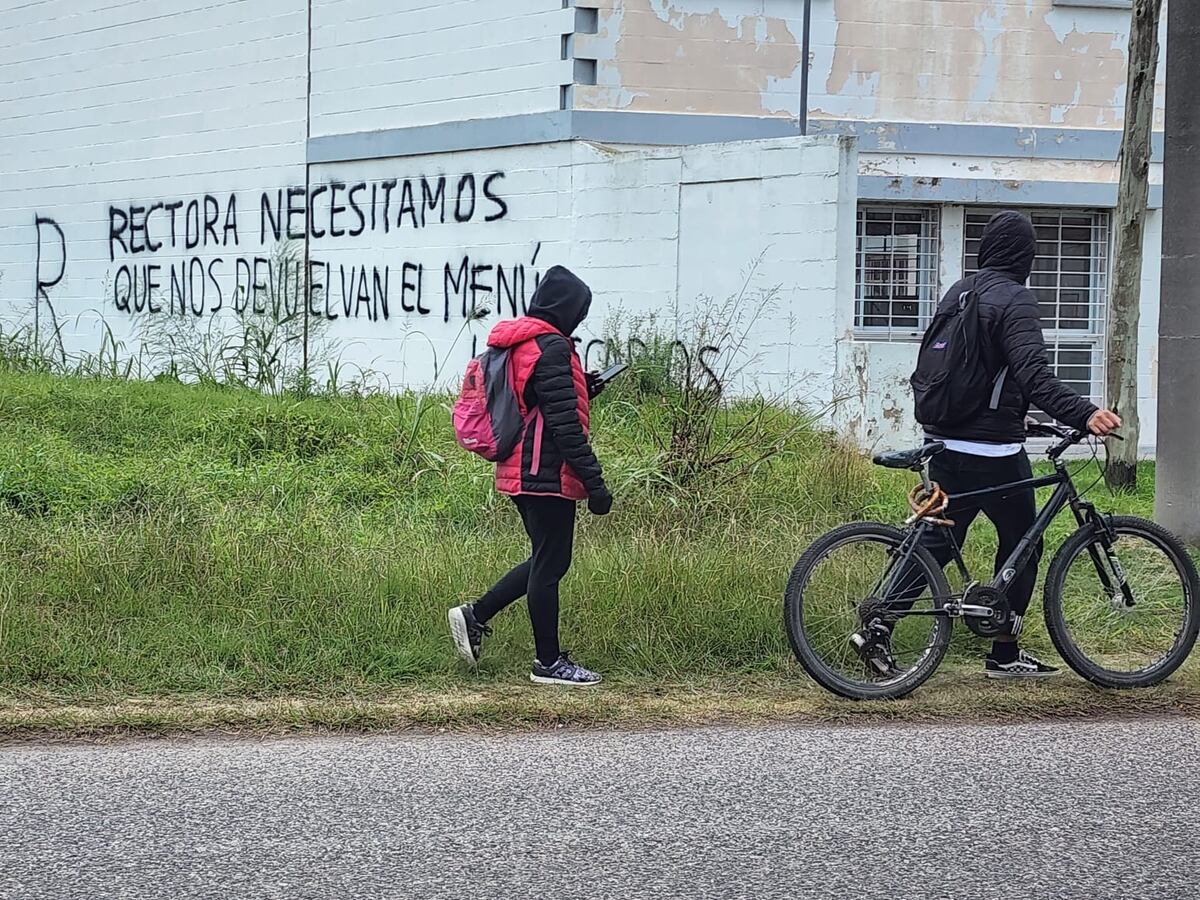 Río Cuarto. Pintadas contra el ajuste en el comedor universitario, cerca de la UNRT.