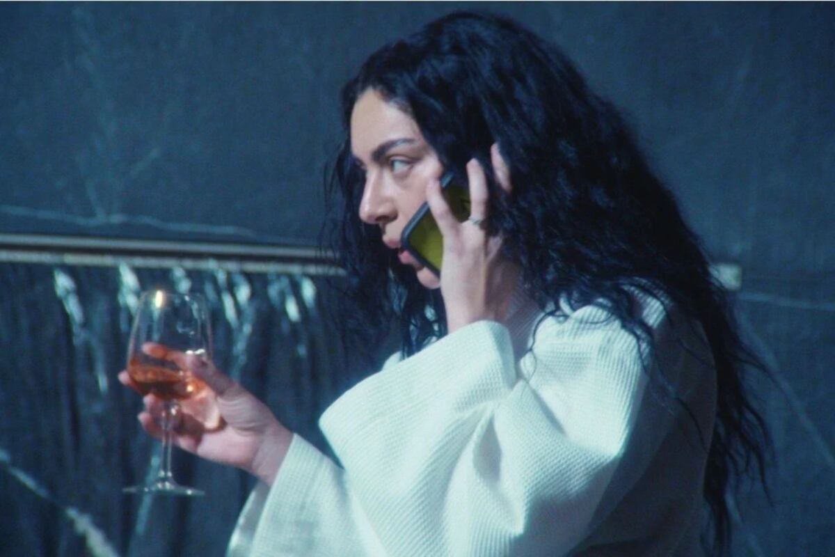 Un pasaje de "The Moment", el falso documental protagonizado por Charli xcx. (A 24)