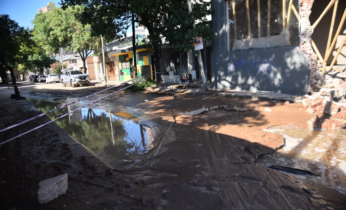 El derrumbe en barrio Güemes y los barrios afectados por el corte de agua. (Pedro Castillo/La Voz)