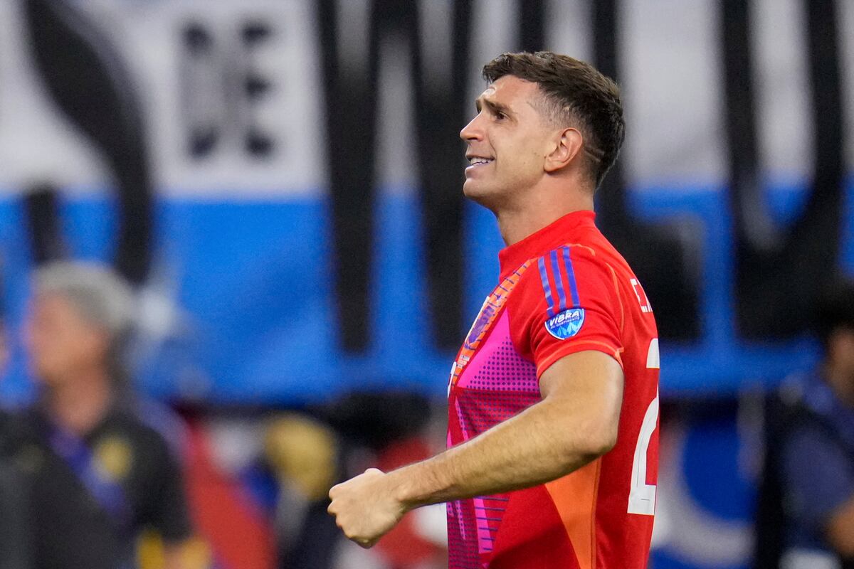El arquero Emiliano Martínez, de Argentina, festeja luego de vencer a Ecuador por penales en los cuartos de final de la Copa América, el jueves 4 de julio de 2024, en Houston (AP Foto/Julio Cortez)