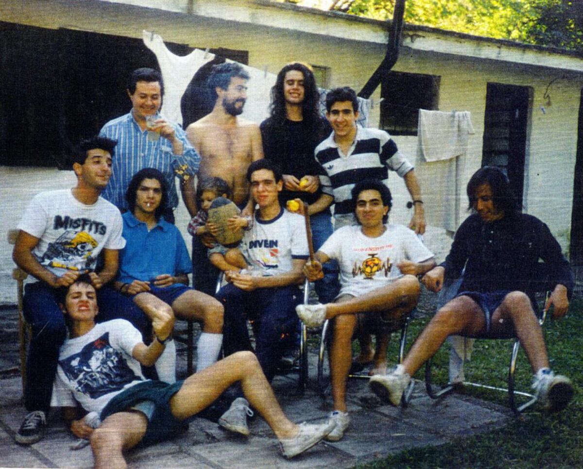 Héctor "Perro" Emaides, junto a algunos empleados de la disquería Mussnack y a su hijo Tristán. (Gentileza Diego Quiroga)