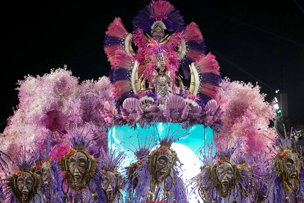 Escuela de samba Mangueira desfilan en una carroza. (AP)
