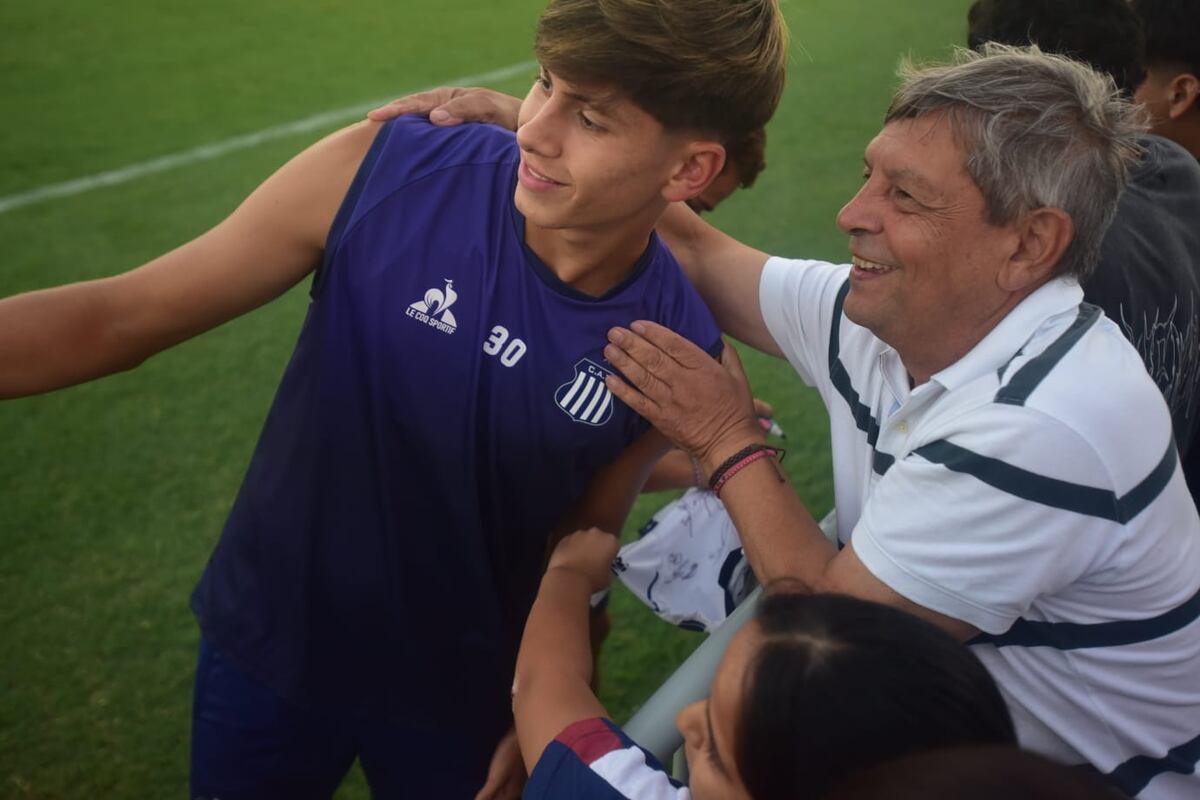 Talleres: el entrenamiento abierto reforzó el vínculo entre el plantel y su gente, en una tarde marcada por el viento y el aliento constante. (Javier Ferreyra / La Voz)