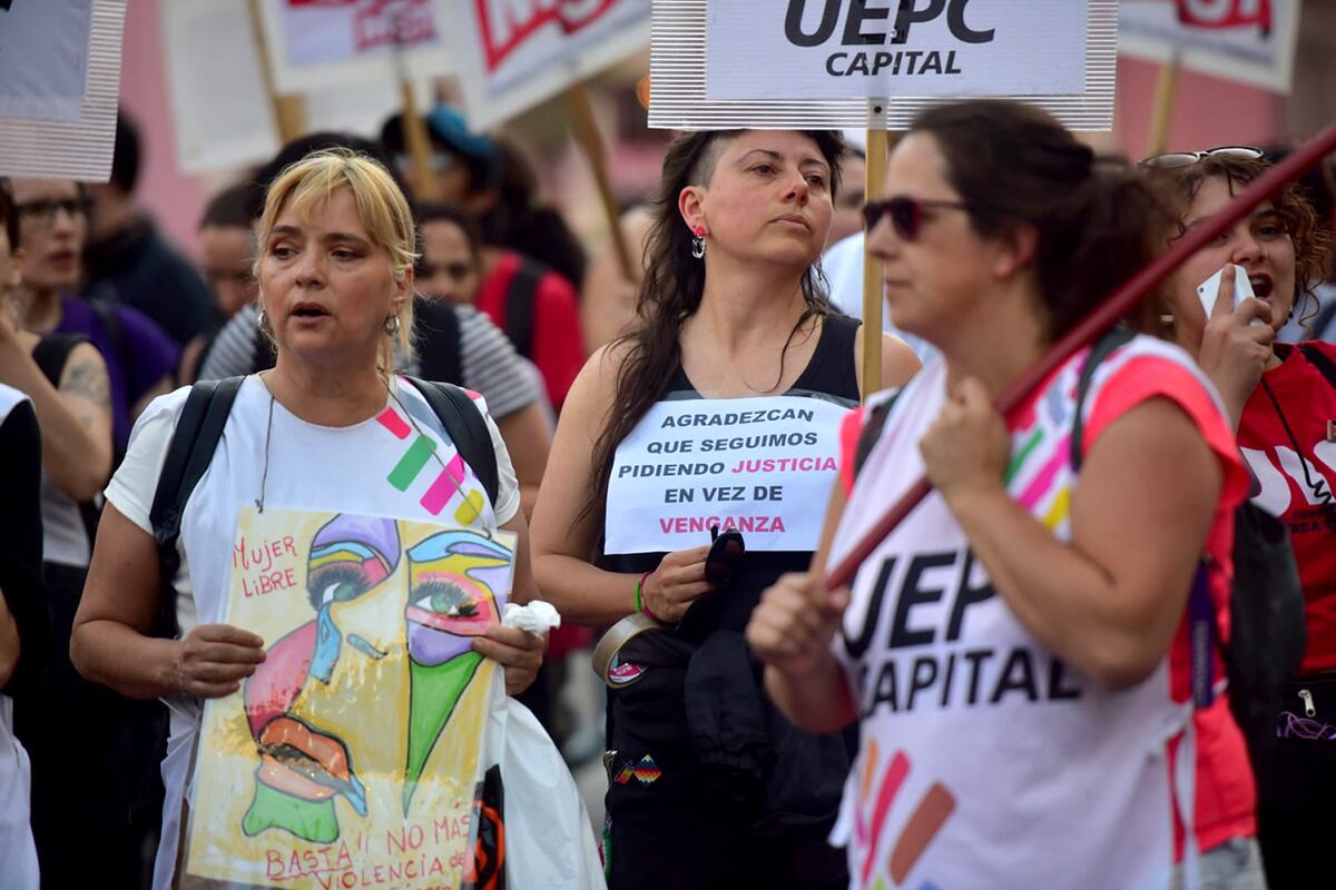 La Asamblea Ni Una Menos Córdoba marcha pidiendo justicia por Luna Giardina y su madre, Mariel Zamudio, asesinadas el 11 de octubre. (Javier Ferreyra / La Voz)