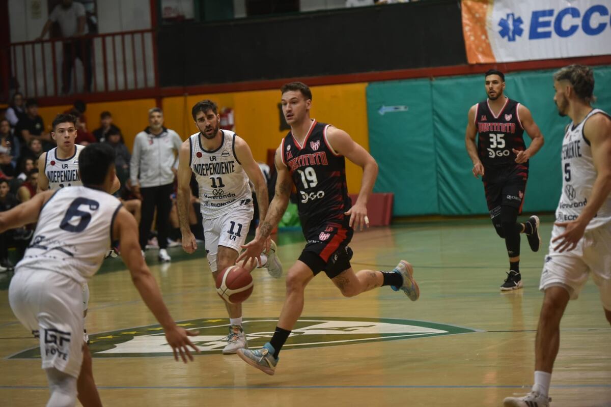 Nicola Pomoli puede actuar de base, escolta o alero y se destaca llegando en velocidad al aro rival. (Facundo Luque / La Voz)