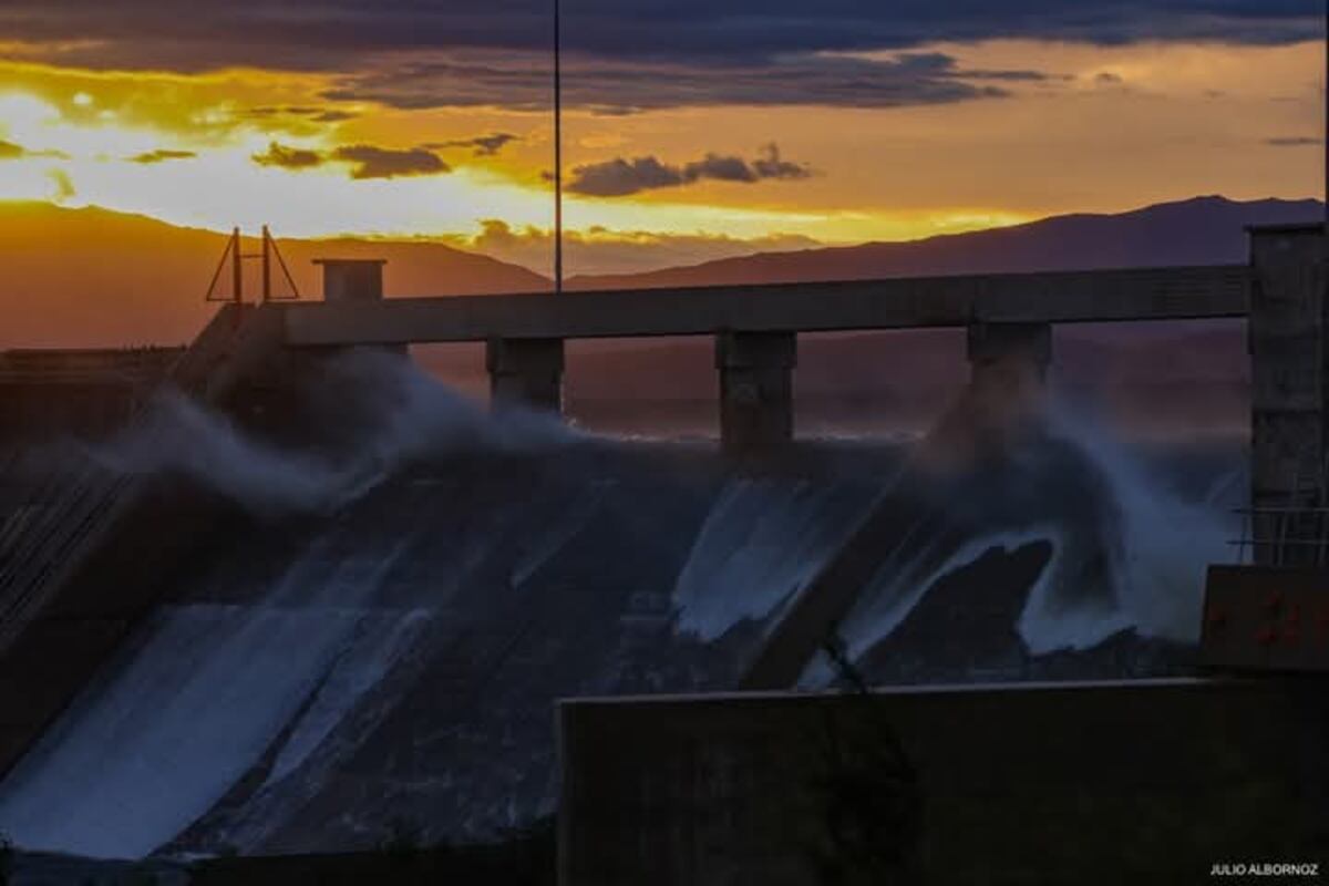 Impactantes imágenes de la tormenta y el viento en Córdoba sobre el dique Cruz del Eje. (Fotos gentileza Julio Albornoz)