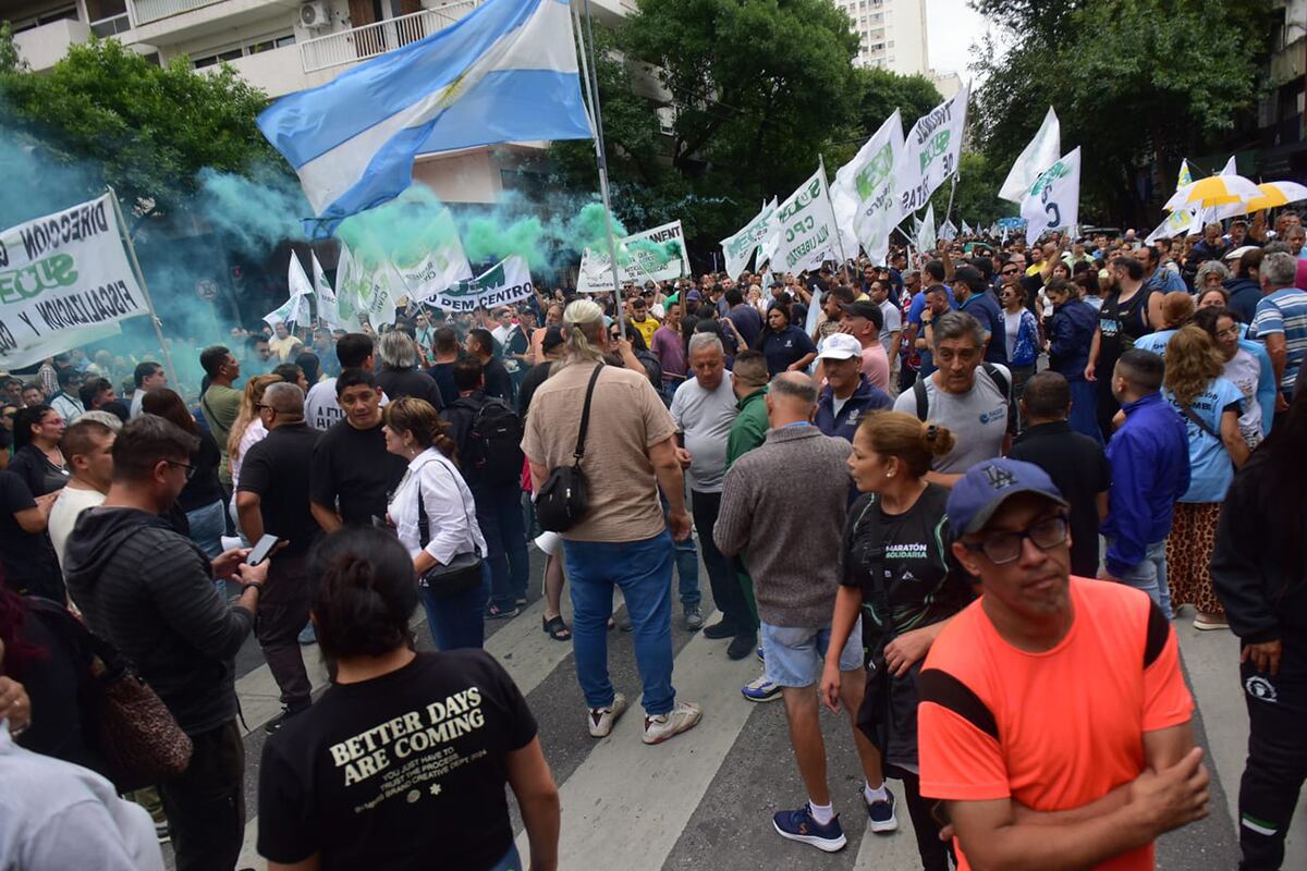 Reforma laboral: Organizaciones sociales y gremios marchan en el centro cordobés.