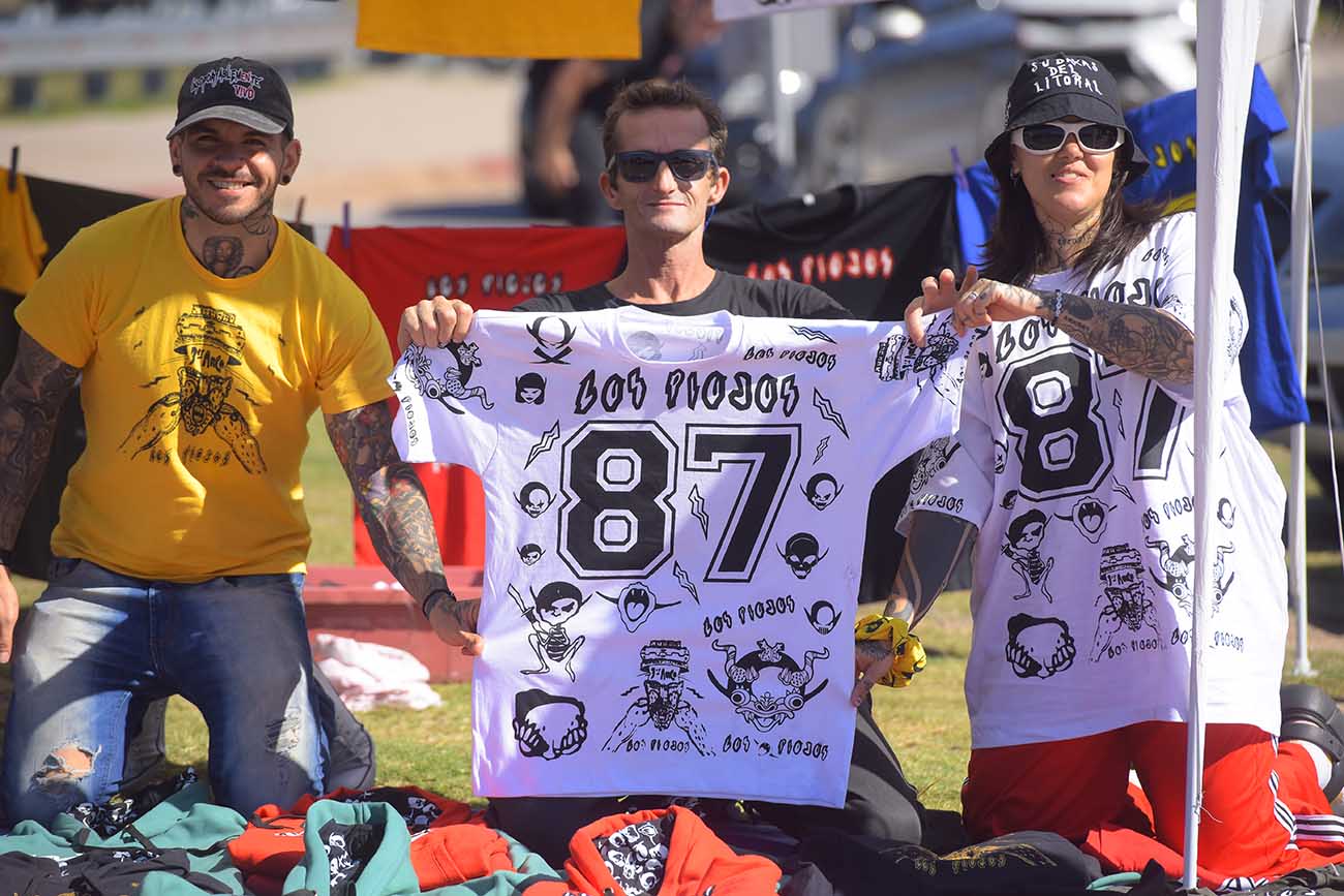 Previa de los fans de Los Piojos en el Estadio Mario ALberto Kempes. (José Gabriel Hernández / La Voz)