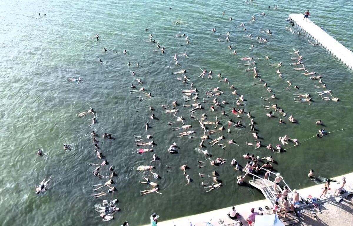 Laguna Mar Chiquita. La "planchita" de 2025, con casi 200 personas en el agua. Ahora, en 2026, esperan reunir a casi dos mil. (Gentileza)