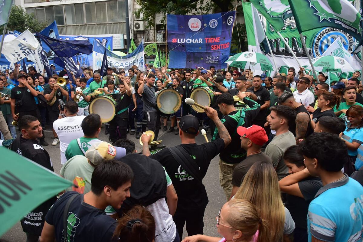 Reforma laboral: Organizaciones sociales y gremios marchan en el centro cordobés.