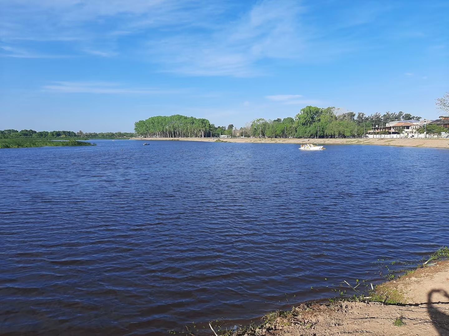 Escapadas: el pueblo con una laguna gigante y parrillas imperdibles a una hora de Buenos Aires.