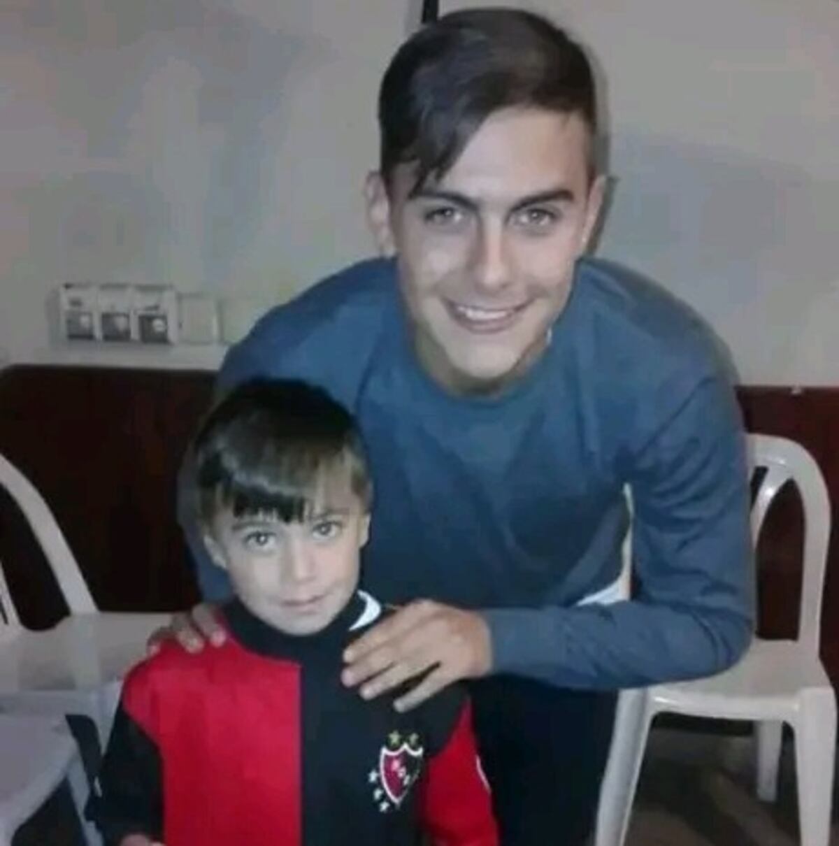 Paulo Dybala y Dylan Galiano, el pibito de 13 años que la rompe en Newell's de Laguna Larga y quiere ser como el delantero de la Roma.