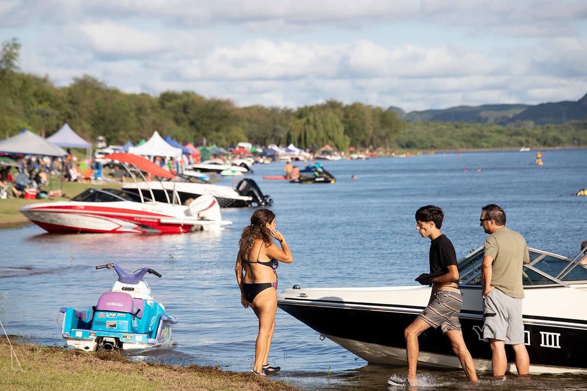 Villa Rumipal. Actividades náuticas en el lago de Embalse. (La Voz)