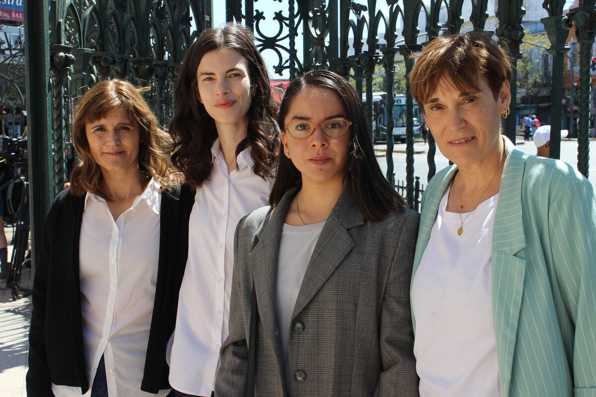 Rodaje. Valentina Rojas (primera a la izquierda), junto a las actrices Paula Sartor, Gabriela Azócar y su esposa Sandra Migliore (Gentileza).
