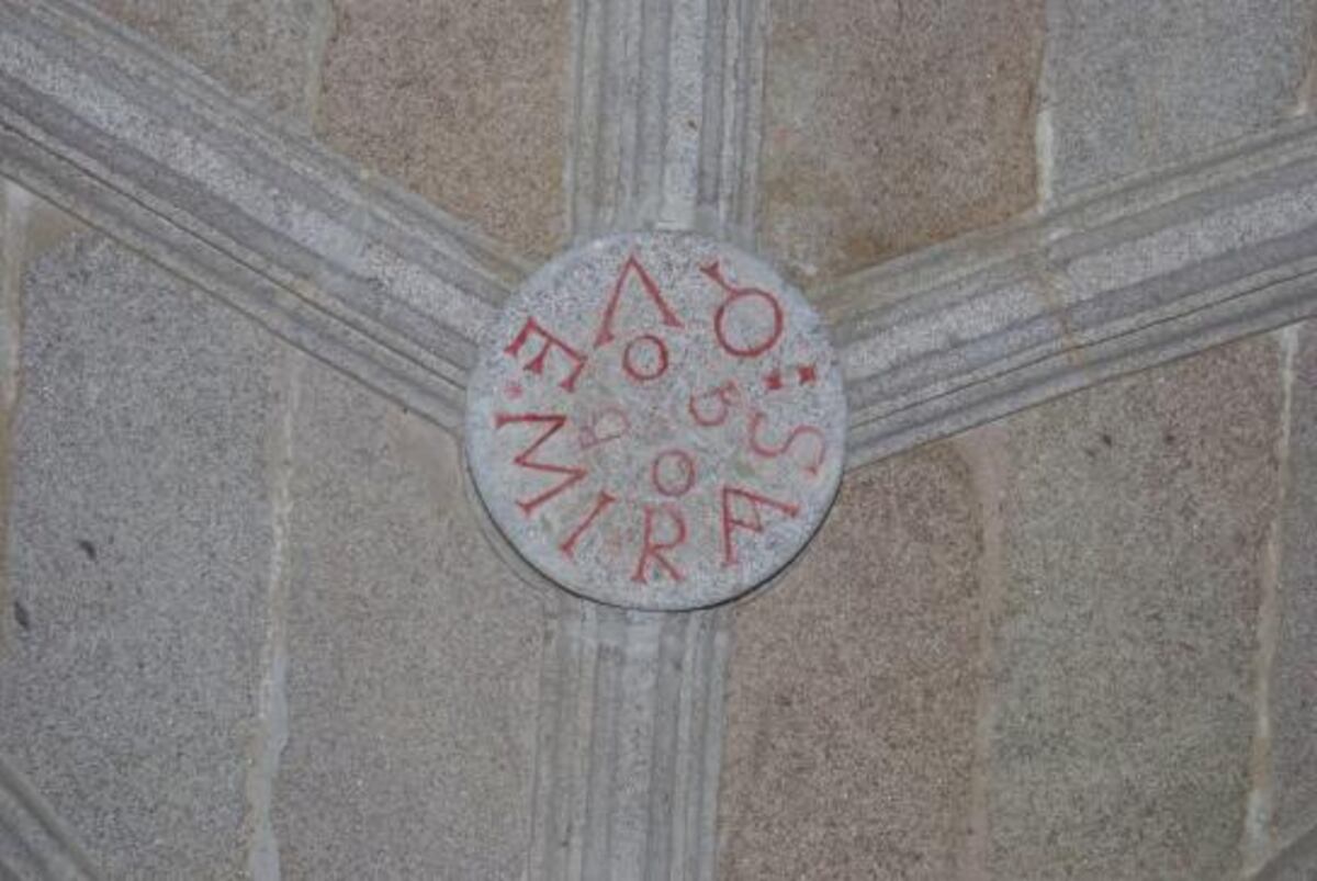 ¿Que mirás, bobo? La frase lleva más de 400 años en el monasterio de Samos, en Lugo, España. (Foto / Twitter)
