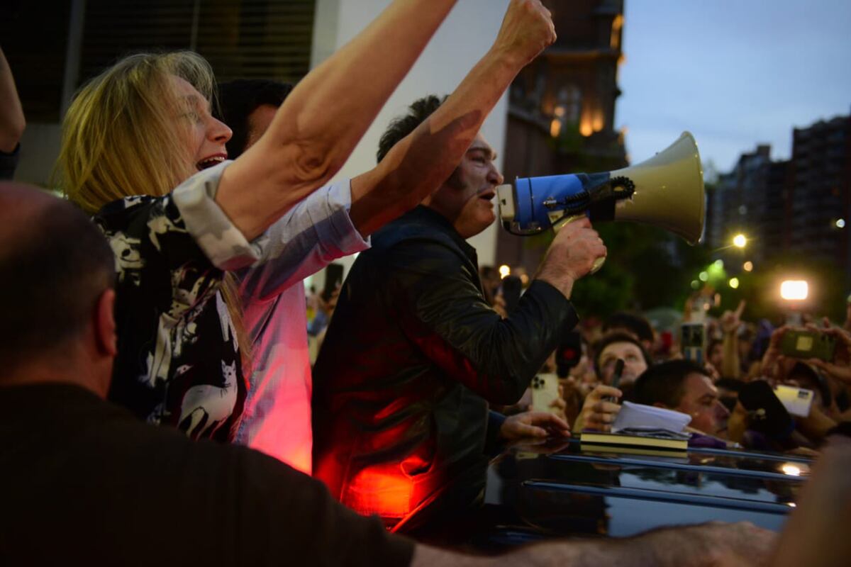 El presidente Javier Milei dio unas palabras con un megáfono en el Buen Pastor, Córdoba. (javier Ferreyra / La Voz)