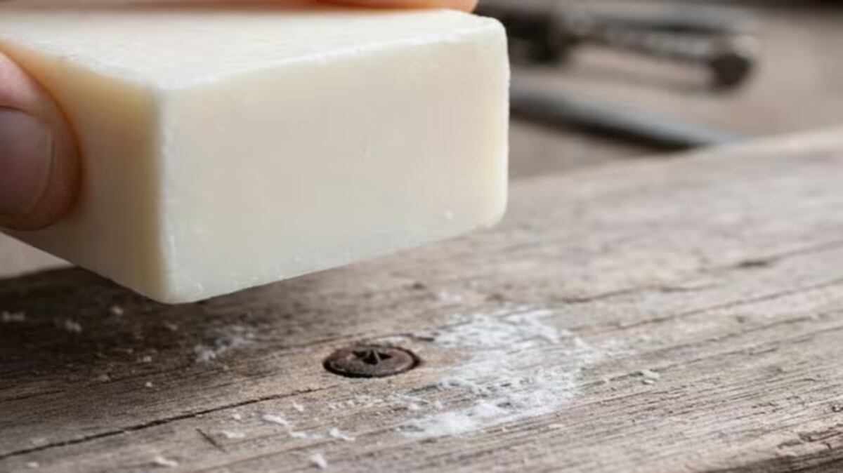 Cuál es el truco simple que destraba tornillos oxidados sin esfuerzo y evita romper herramientas