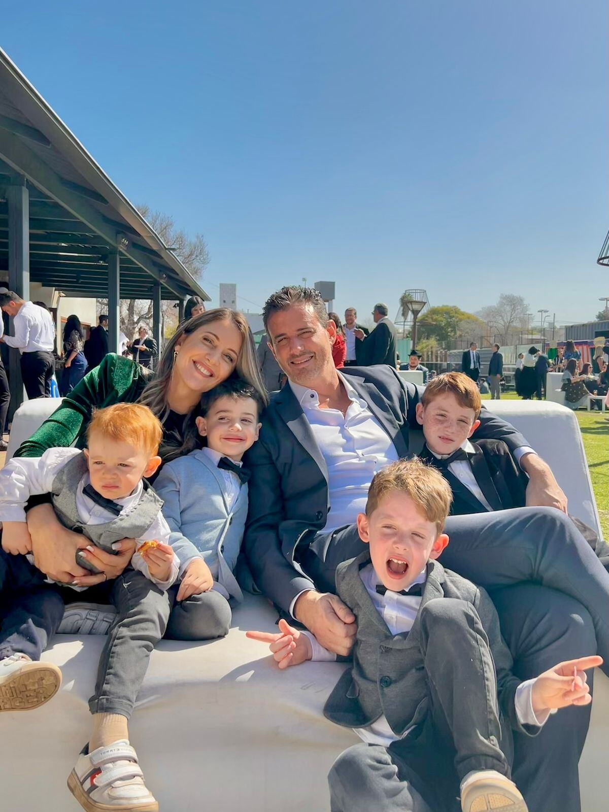 Martín y Carolina con todos los chicos: Ilan, Tomer, Noam y Alon.