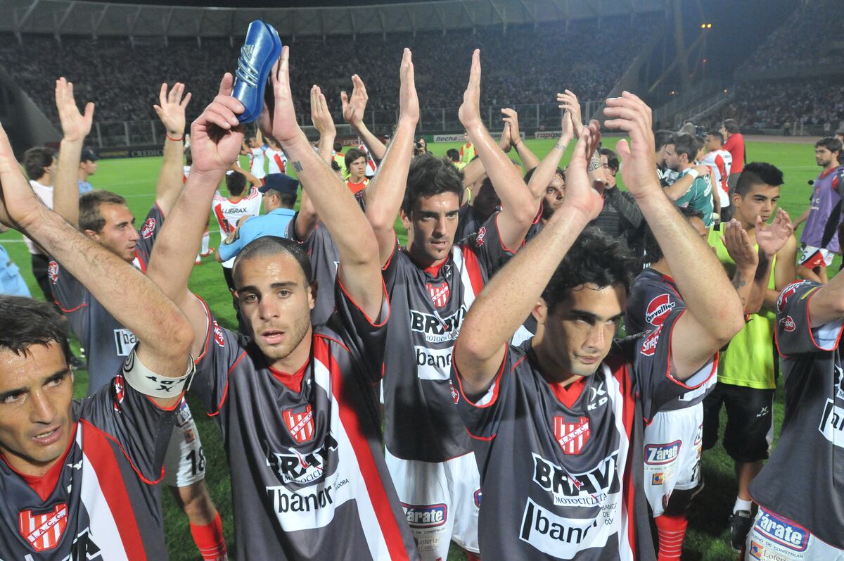 Instituto y el partido ante River en 2011 en el Kempes. (Archivo / La Voz).