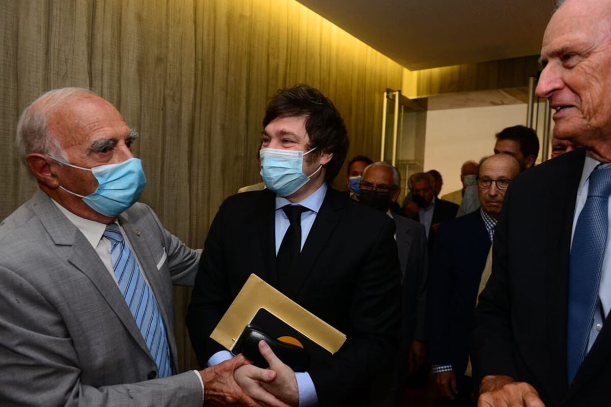 Milei con Manuel Tagle (h), presidente de la Bolsa de Comercio de Córdoba, este viernes al mediodía. (José Hernández)