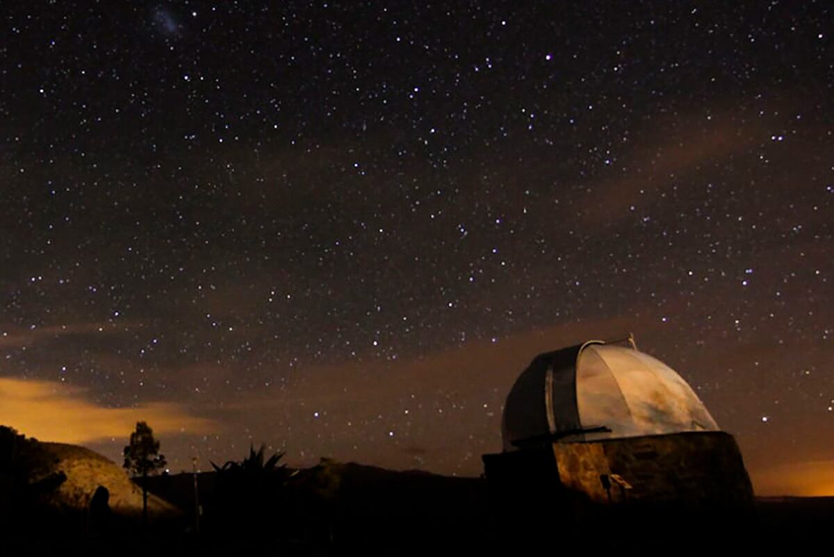 A las 20.30, los astrónomos abren la cúpula del observatorio para dar inicio a las observaciones, mientras el público escucha asombrosas anécdotas y explicaciones sobre el origen del universo.