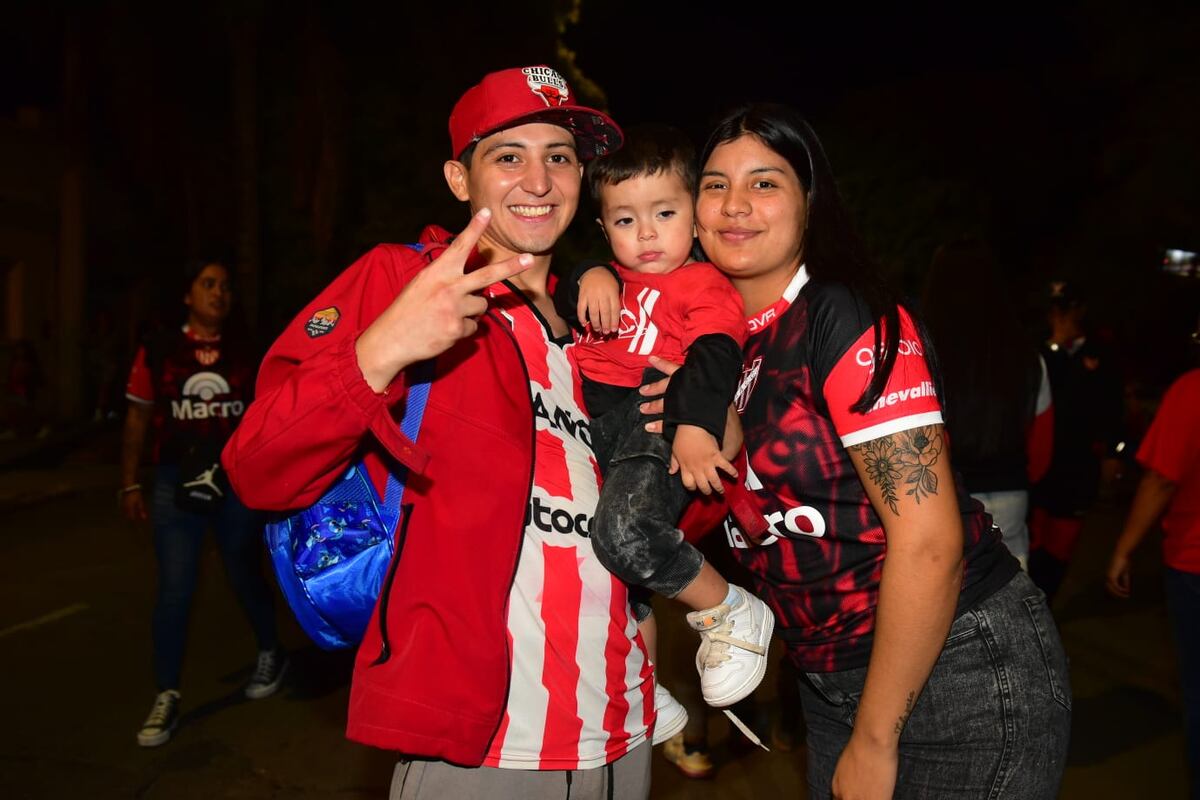 Hinchas de Instituto en la previa del partido con Central Córdoba por el Torneo Apertura. (Jorge Peñalba / La Voz)