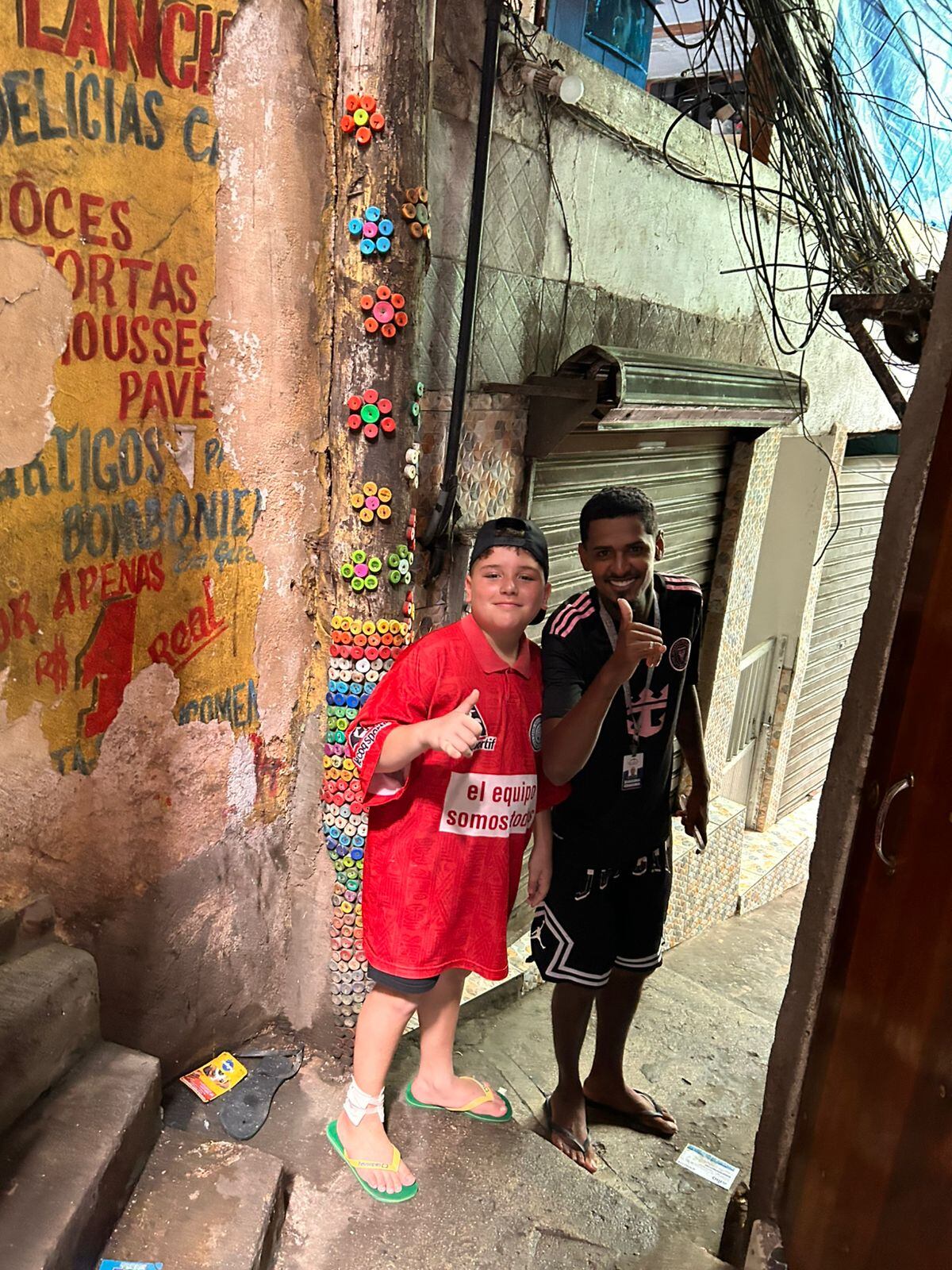 Benjamín Moreno, el hincha de Belgrano que llevó la remera del Pirata a lo más alto de la favela Rocinha, en Río de Janeiro. (Gentileza Sofía)