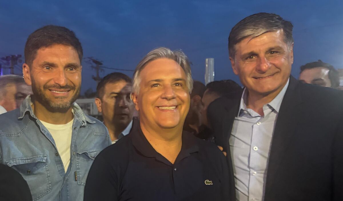 Juntos. El gobernador Martín Llaryora, junto a su colega santafesino, Maximiliano Pullaro, fueron recibidos anoche por el intendente de Cosquín, Raúl Cardinali.