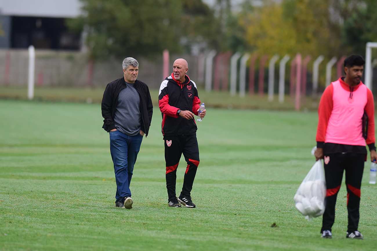 Liga Profesional. Daniel Oldrá, el DT de Instituto, junto al mánager Bessone. (José Gabriel Hernández / La Voz)
