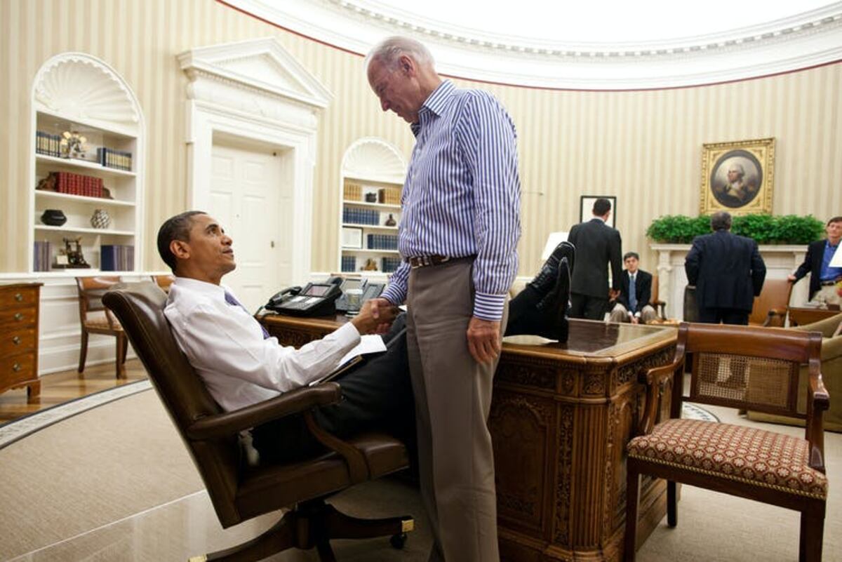 El entonces presidente de Estados Unidos, Barack Obama, estrecha la mano de su vicepresidente, Joe Biden, en el despacho Oval de la Casa Blanca en 2011. Wikimedia Commons / The White House