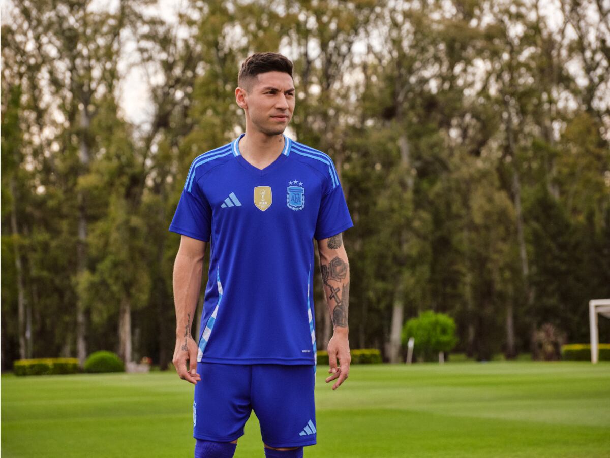 Las nuevas remeras de la selección argentina de fútbol. (Prensa AFA)