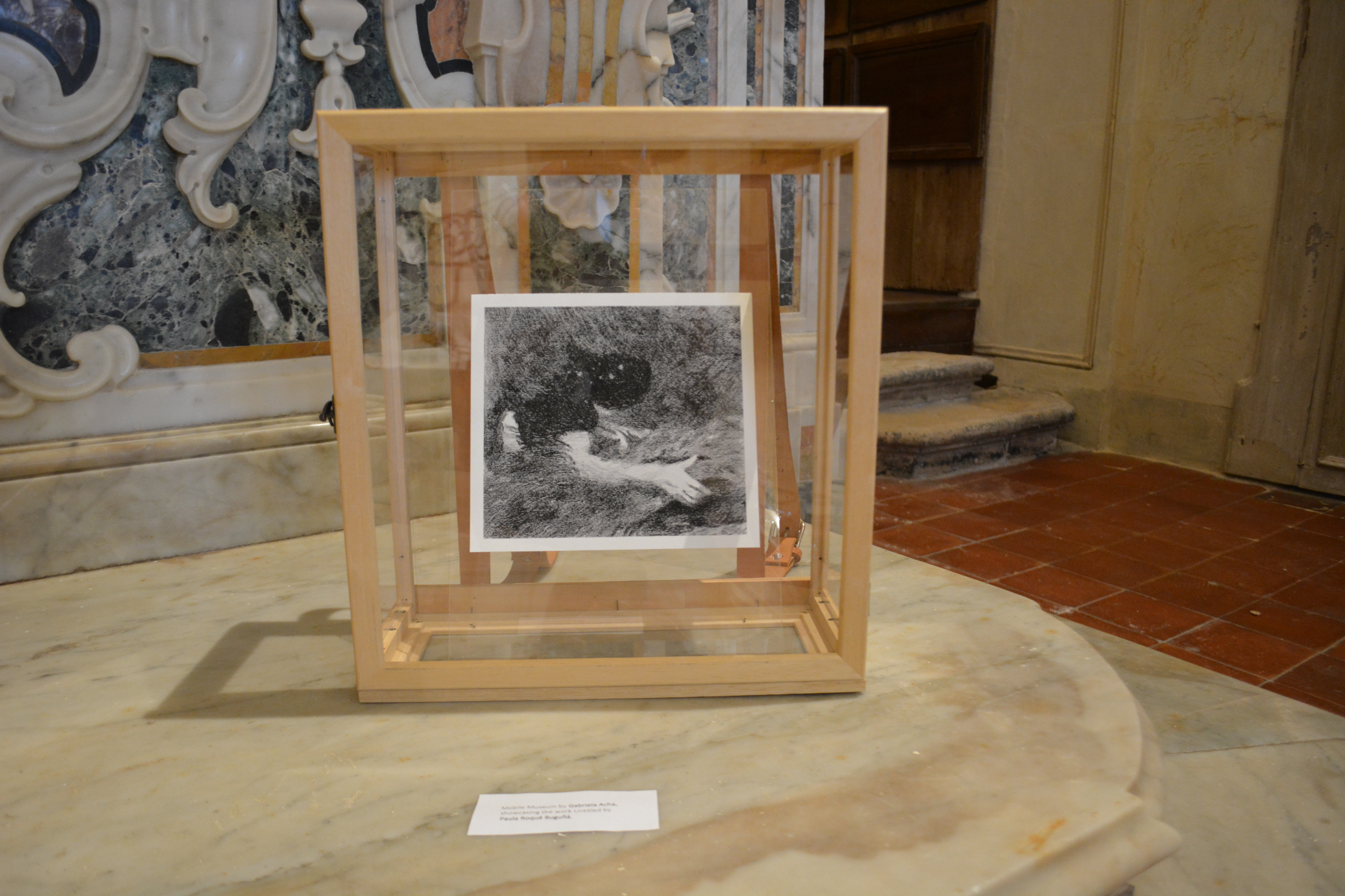 Museo móvil de Gabriela Acha presentando la obra sin título de Paula Roqué Buguñá.