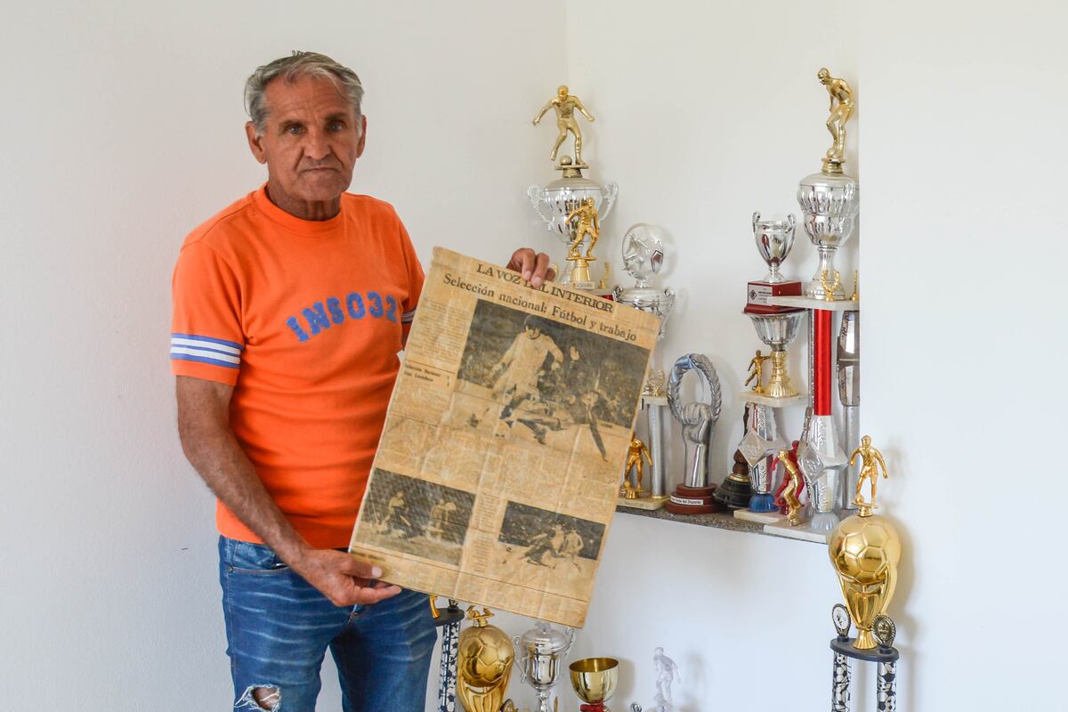 Acostumbrado a ser delantero en su pueblo, un entrenador le dijo que debía jugar de “3″, “porque sería el mejor del país en ese puesto”. (La Voz)