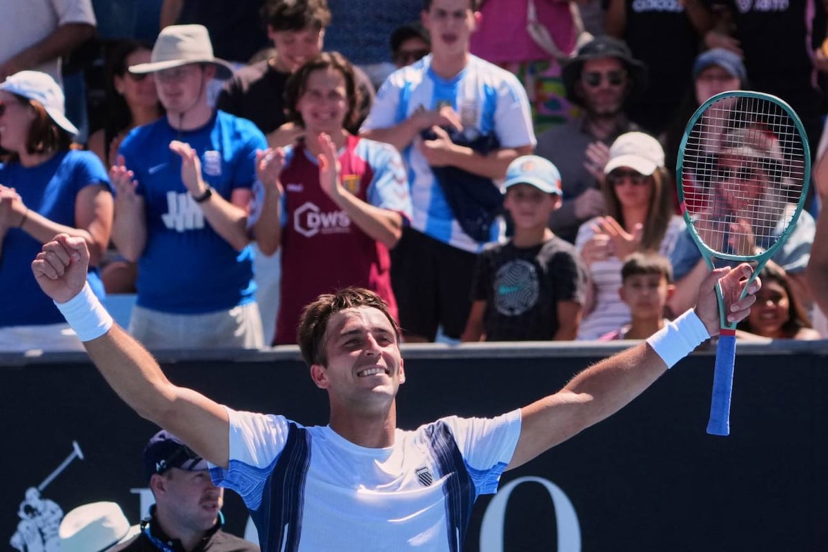 El argentino Tomás Etcheverry busca avanzar a la tercera ronda del Abierto de Australia. (AP)