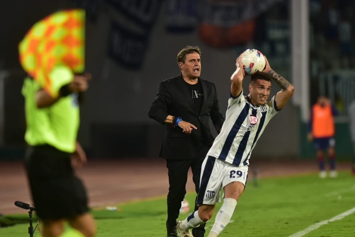 Ángel Guillermo Hoyos, el DT de Talleres, en el cotejo ante San Lorenzo en 2022. El entrenador dirigió a la "T" y a Herrera. (Facundo Luque / La Voz).