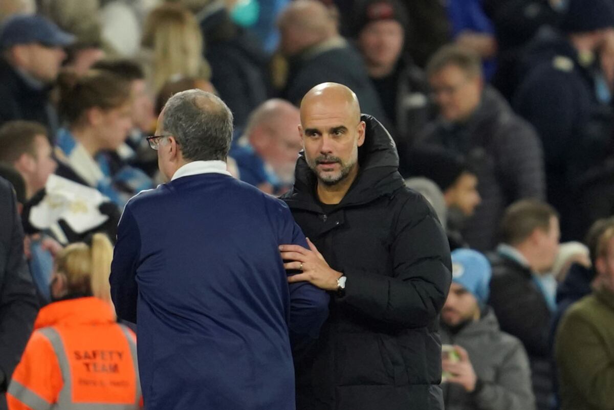 Pep Guardiola saludó al "Loco" Bielsa tras la goleada del City 7-0 al Leeds. (AP)