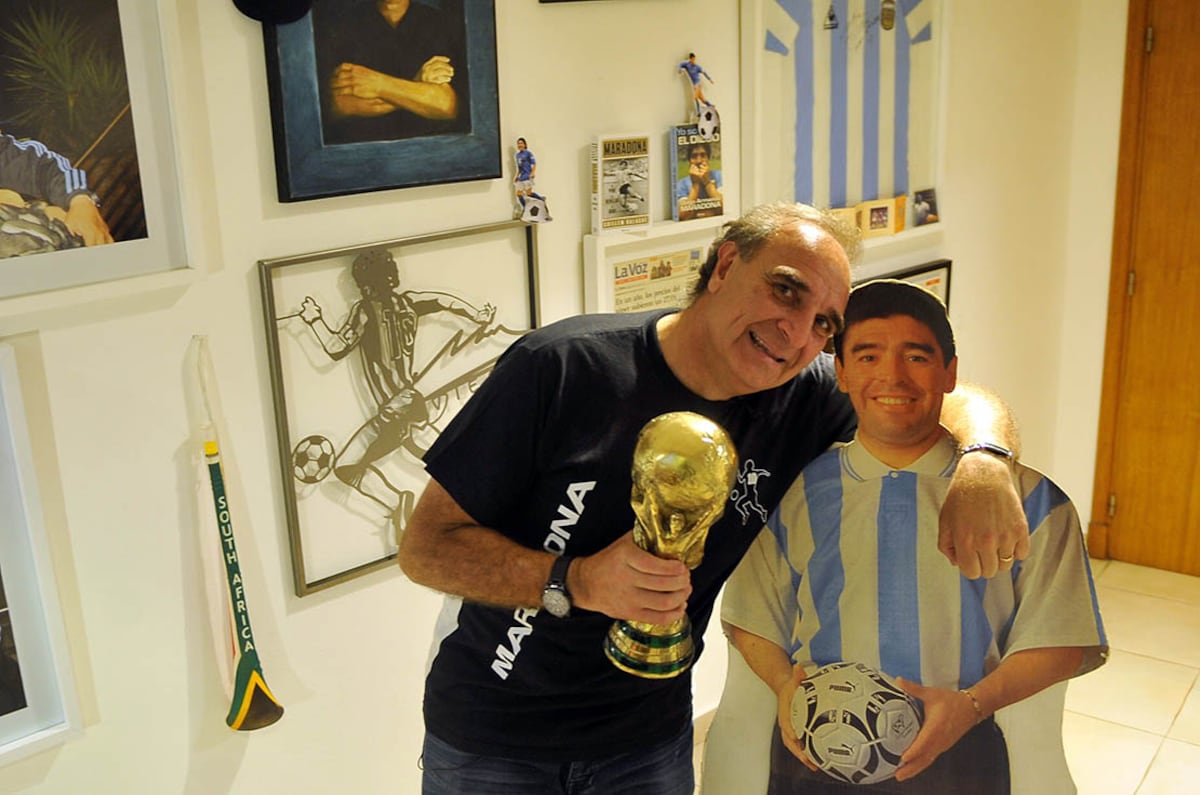 Alfredo Chaguri es contador y fanatico de Boca y de Diego Maradona a quien ha seguido por todo el mundo en mundilaes y en Boca y tiene diversos recuerdo con el y sobre a 10 meses de su muerte lo recuerda 23 septiembre 2021 foto Javier Ferreyra