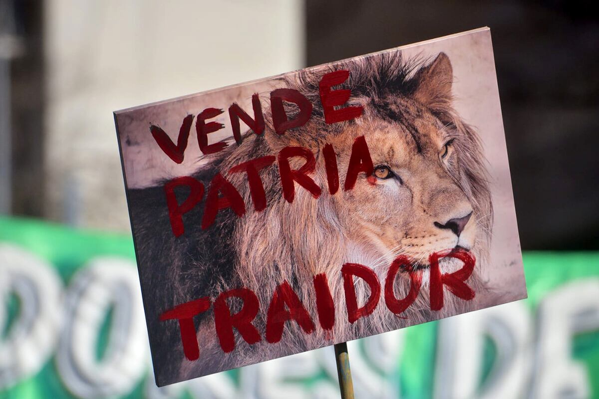 Las dos CGT, en Colón y General Paz. Concentran y marchan en contra de la visita del presidente Javier Milei. (José Gabriel Hernández / La Voz)