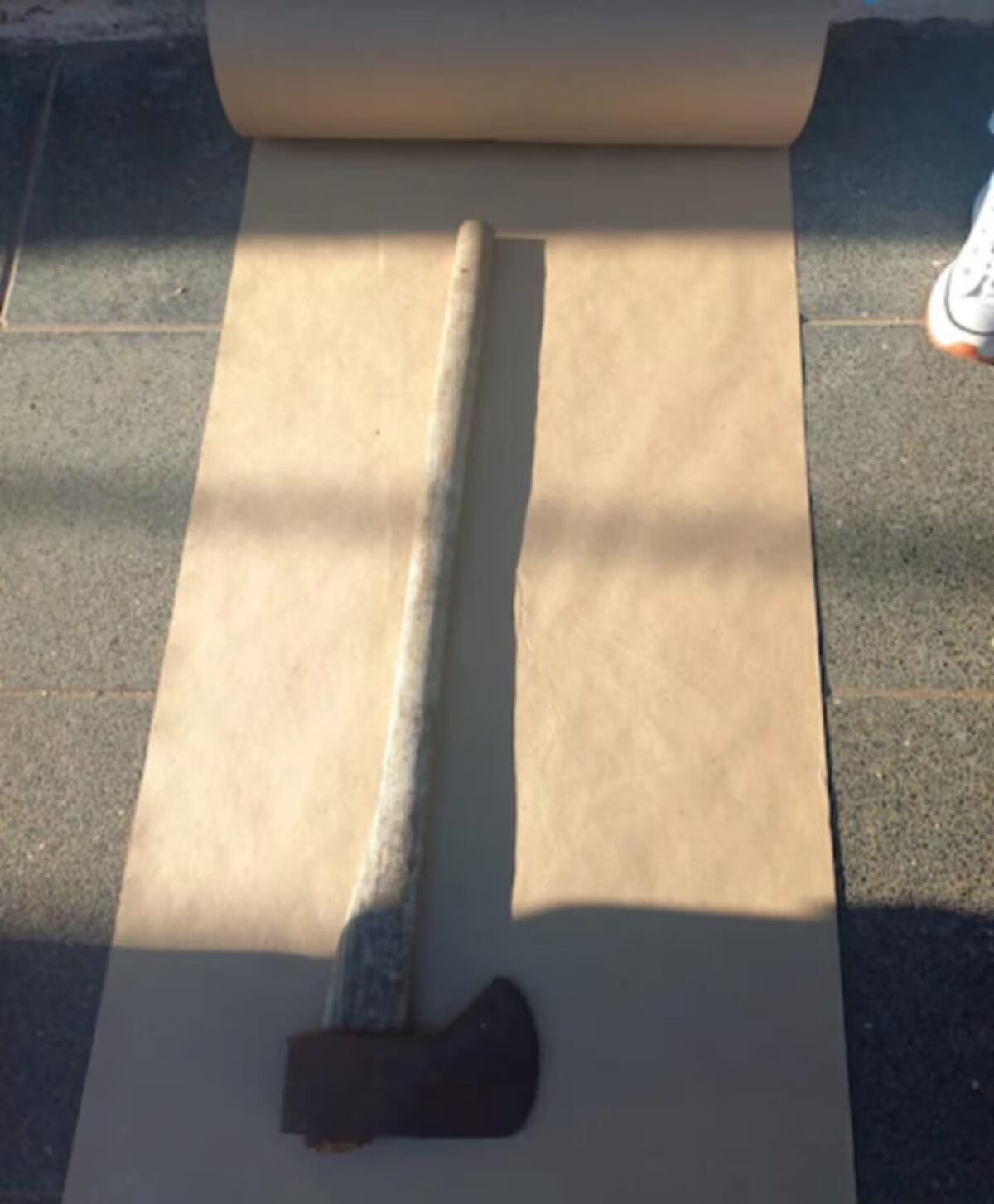 El hacha que apareció ensangrentada. (Gentileza: Infobae).