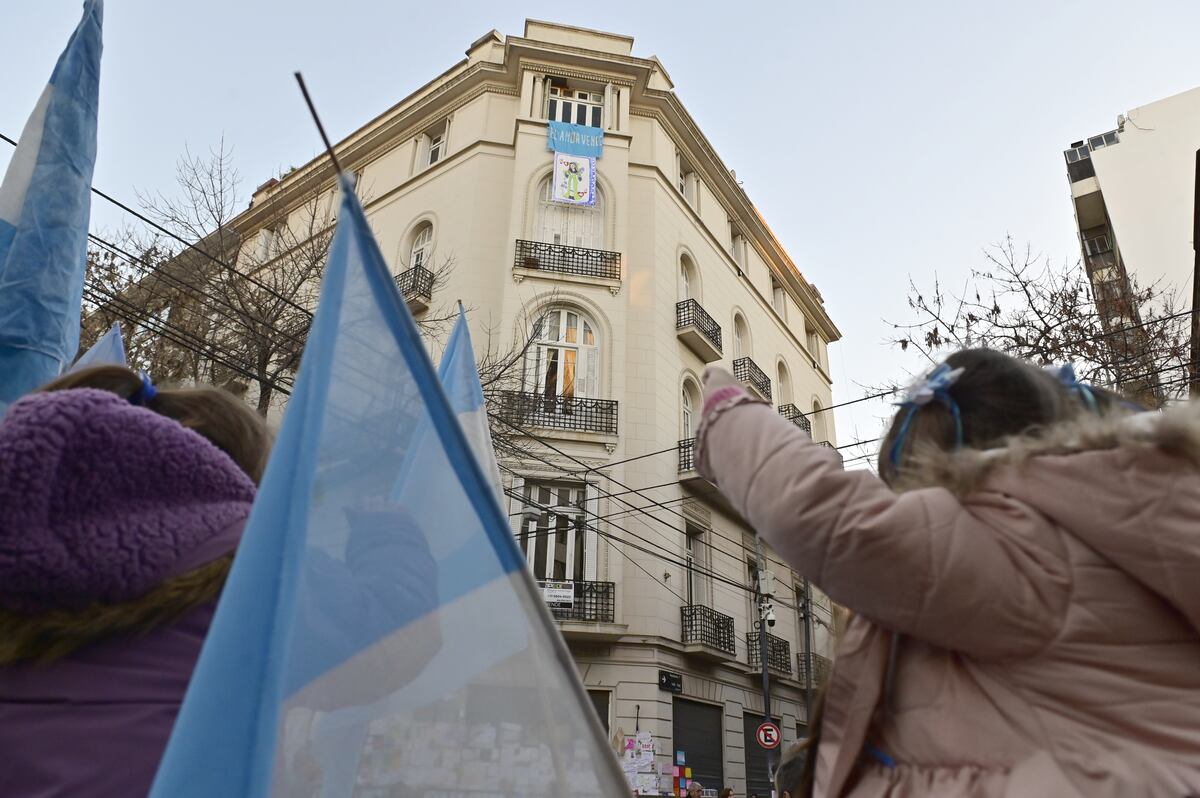 Las afueras del departamento de Cristina Kirchner. (Gentileza Clarín)