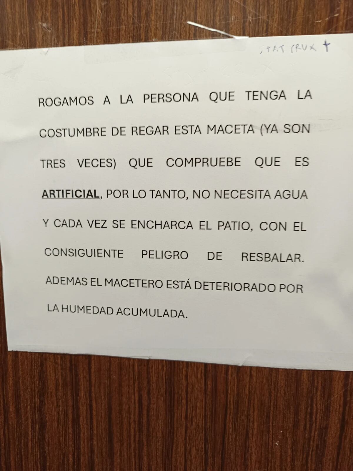 El cartel del ascensor.