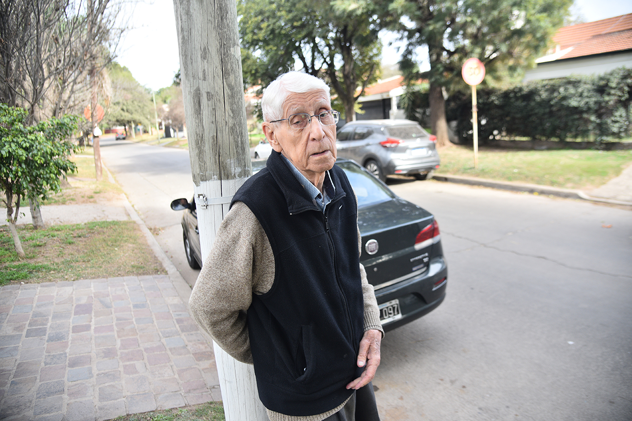 José Lukach vecino de Barrio Ampliación Jardín Espinosa.Maltrato digitsl hacia adultos mayores. Reclamo por poste de luz (Pedro Castillo / La Voz)