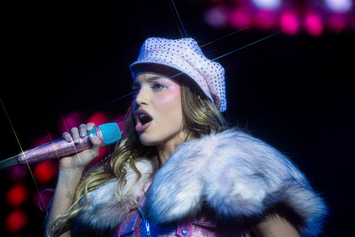 Emilia en su primer show en el Movistar Arena (Foto: @simon_canedo)