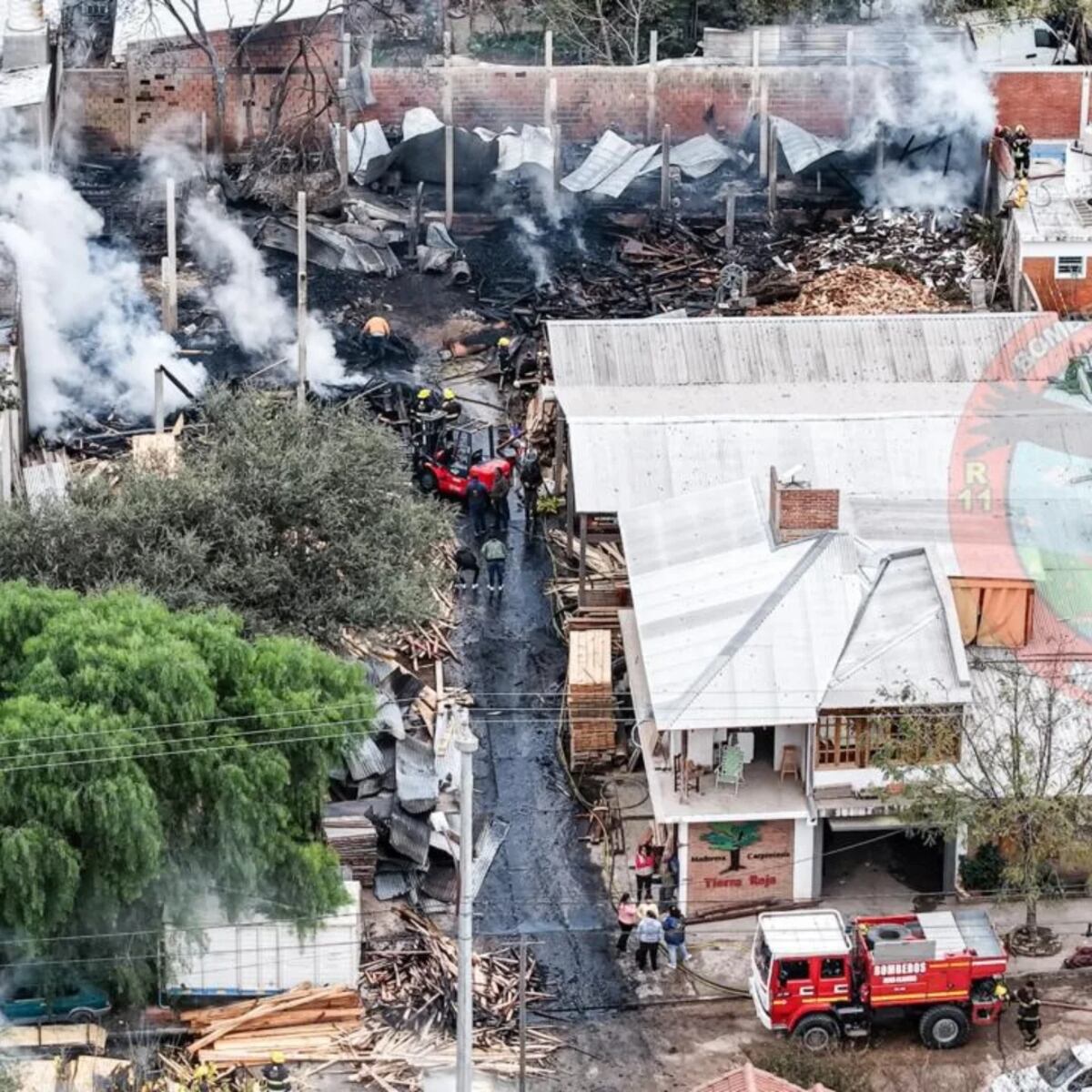 Impactante incendio en un aserradero en Villa Cura Brochero. (Foto gentileza Traslasierra Noticias)