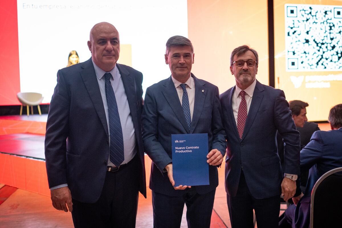 Macario y Rappallini entregaron el libro Nuevo Contrato Productivo al intendente Passerini.